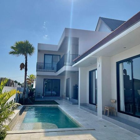 Mega Canggu Guest House Esterno foto