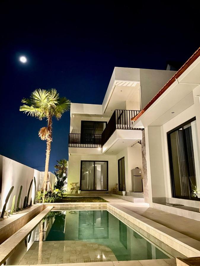 Mega Canggu Guest House Esterno foto